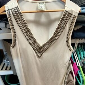 Vocal studded  V-tank